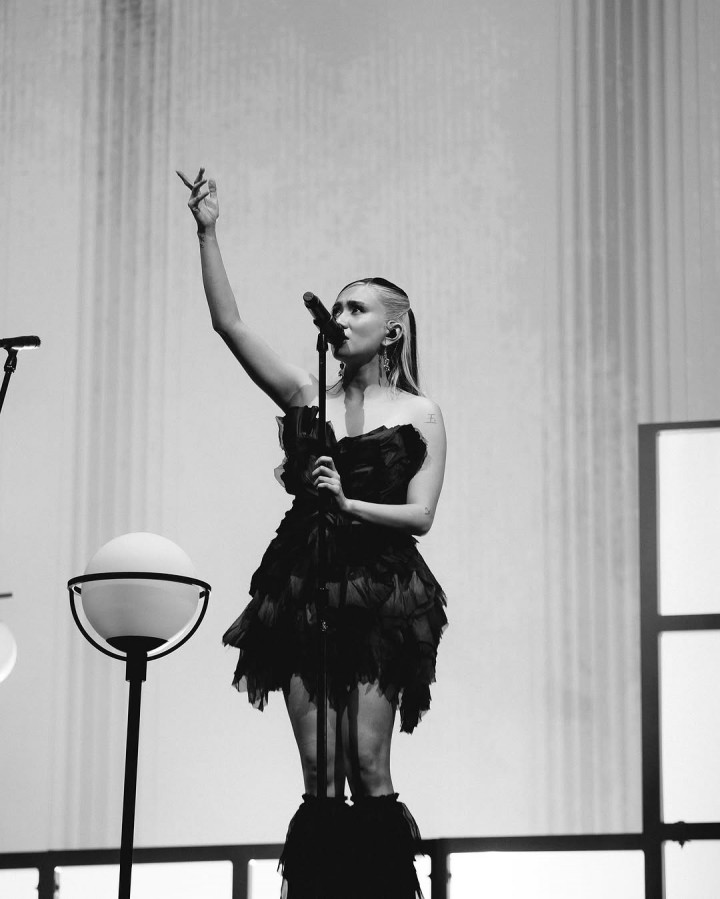 Energi NIKI di Panggung Buzz Around The World Tour Hipnotis Penggemar Jakarta!