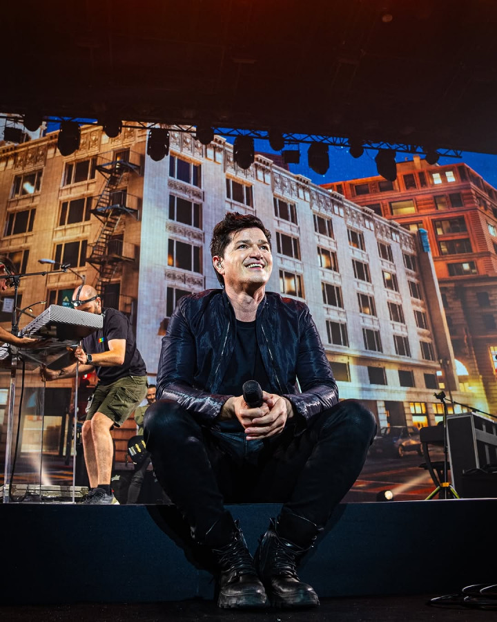 The Script Ngamen di Surabaya, Berkeliling dengan Naik di Atap Mobil