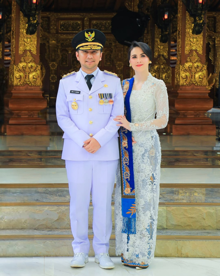 Pesona Cantik Arumi Bachsin Tenteng Tas Lokal Mewah di Pelantikan Kepala Daerah