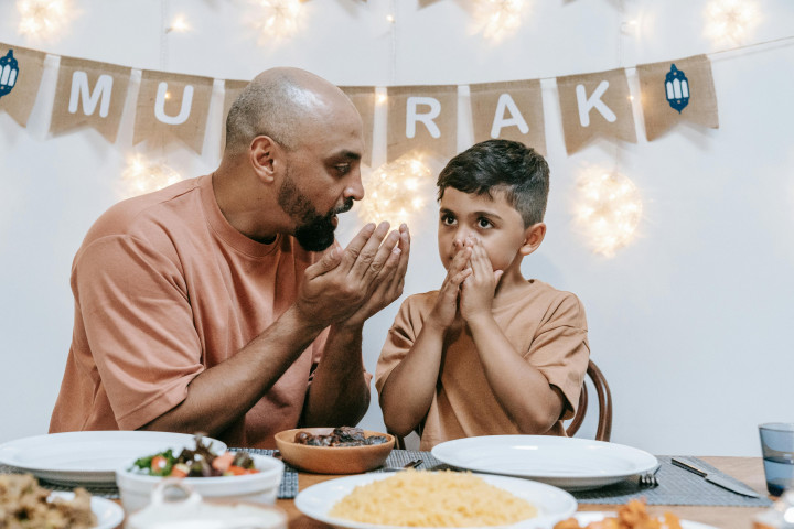 Parents Merapat! Tips Ajarkan Anak Puasa Pertama Bulan Ramadan