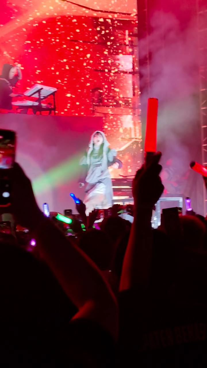 Lagu ‘Seventeen’ Jadi Pembuka Epik Konser YOASOBI Jakarta dengan Laser Show!