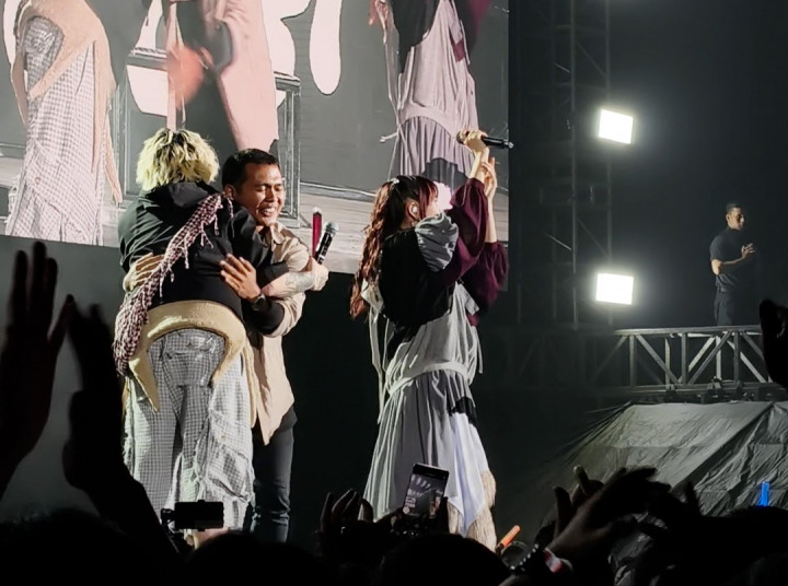 Beruntung! Ayase Peluk Fans di Konser YOASOBI Jakarta