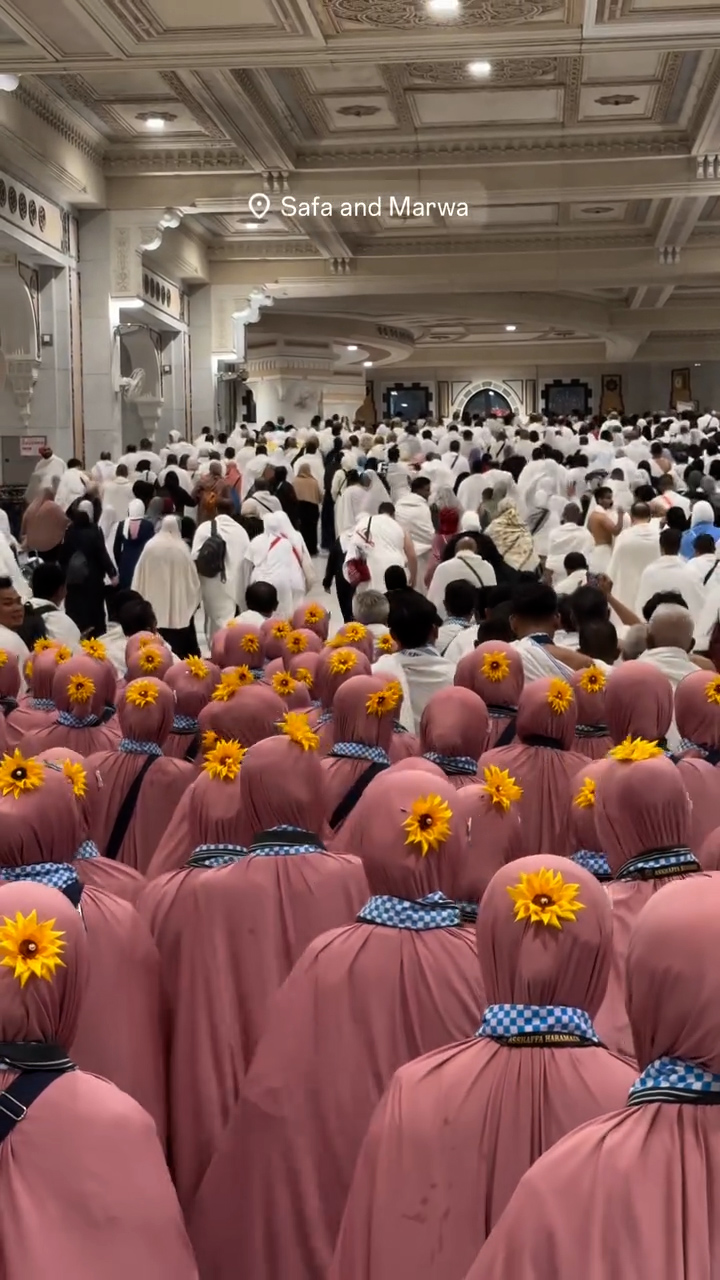 Biar Gak Ilang! Rombongan Jemaah Umroh Pakai Tanda Bunga Matahari di Kepala