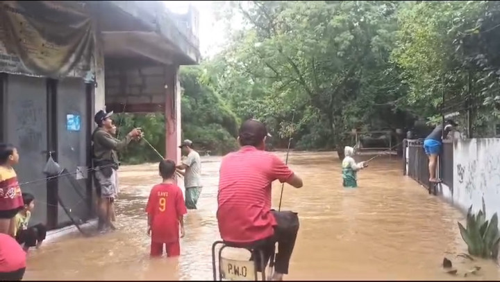 Kali Pesanggrahan Meluap, Warga: Daripada Panik, Mending Mancing!