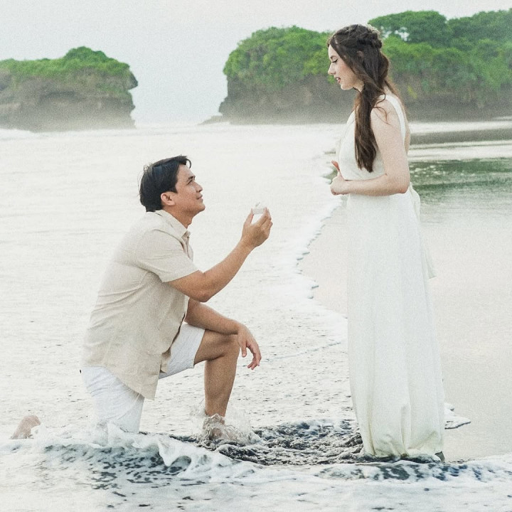 Selamat! Billy Syahputra Lamar Sang Kekasih di Pantai Bali