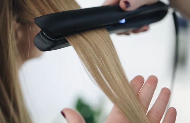 Agar Tahan Lama, Ini Cara Catok Rambut yang Benar