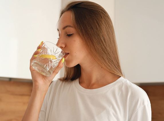 Gak Perlu Ribet! 5 Minuman Pagi Ini Bantu Turunkan Berat Badan