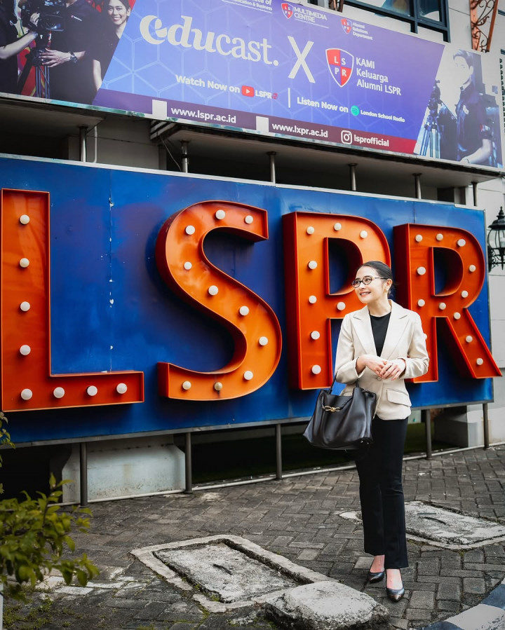 Bukan Cuma Artis! Prilly Latuconsina Kini Resmi Jadi Dosen