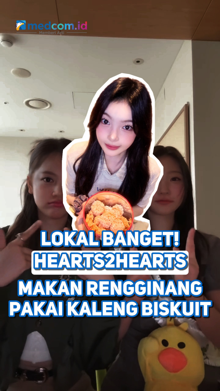 Lokal Banget! Hearts2Hearts Makan Rengginang Pakai Kaleng Biskuit
