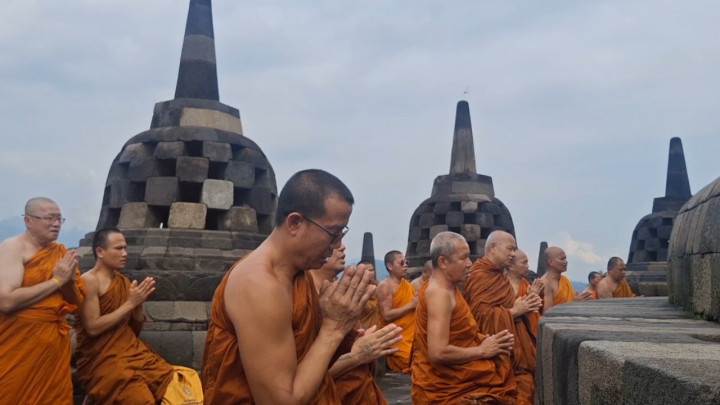 Jelang Waisak ke-2569, 40 Biksu Panjatkan Doa dan Pradaksina di Puncak Candi Borobudur