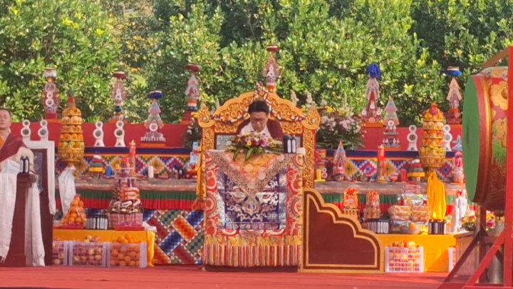 Ratusan Umat Buddha Memanjat Doa untuk Perdamaian dan Kesejahteraan Dunia di Candi Borobudur
