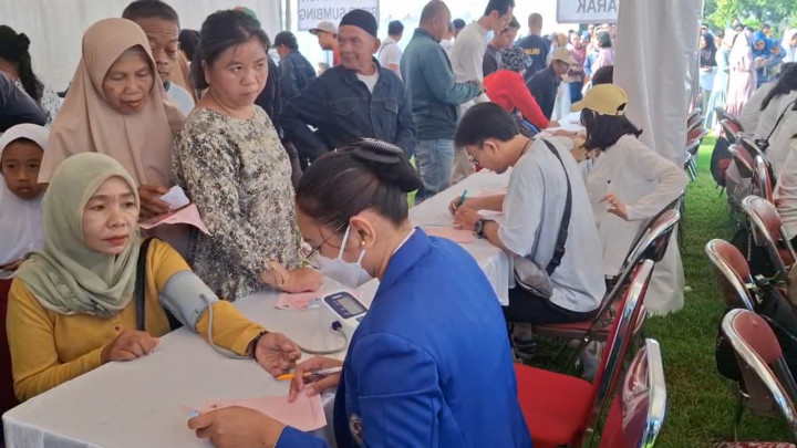 Ketum WALUBI Buka Pengobatan Gratis di Candi Borobudur, Antusias Masyarakat Tak Terbendung
