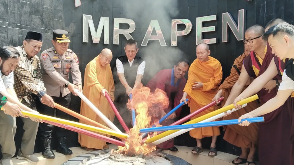 Ratusan Umat Buddha Ambil Api Dharma Waisak di Mrapen Grobogan