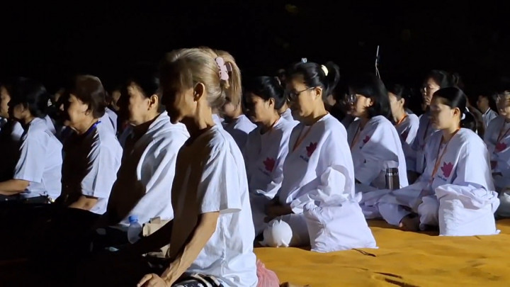 Menjelang Waisak, Umat Buddha Meditasi di Pelataran Candi Borobudur