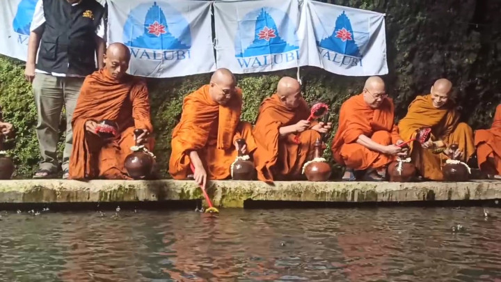 Prosesi Pengambilan Air Berkah dari Umbul Jumprit Jelang Waisak