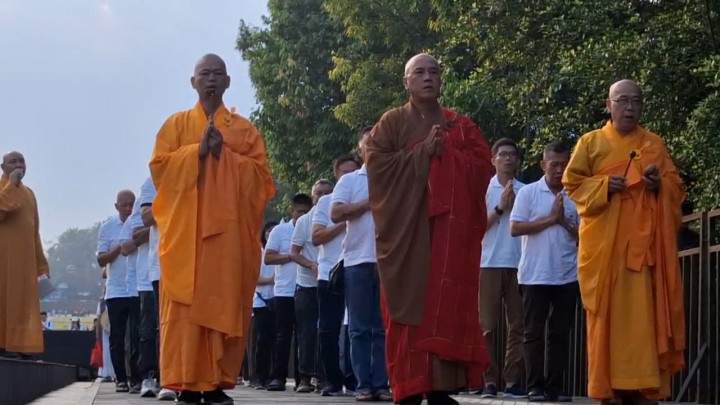 San Bu Yi Bai di Borobudur: Umat Buddha Tundukkan Diri Sambut Waisak 2569 BE