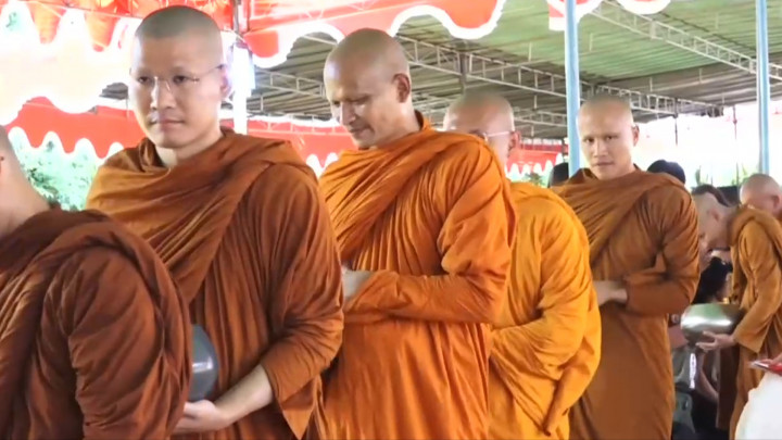 Tradisi Pindapata Warnai Waisak 2569 BE: Belajar Memberi dari Para Bhikkhu