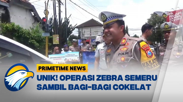 Humanis! Polisi Bagikan Cokelat ke Pengendara Patuh Lalu Lintas