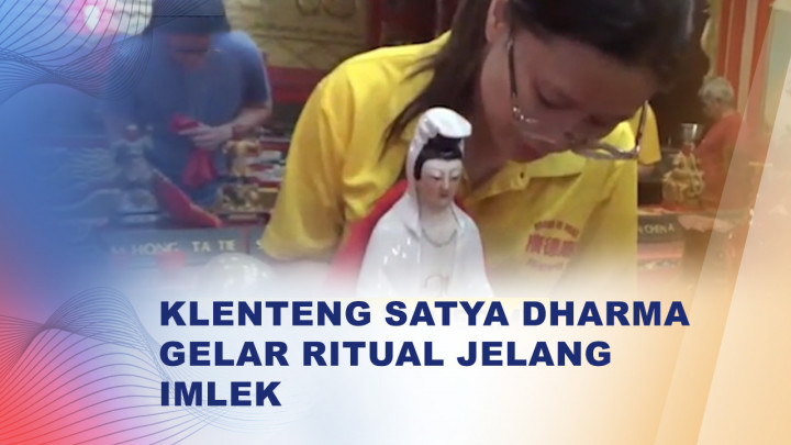   Ritual Memandikan Patung Dewa di Klenteng Satya Dharma Balikpapan Jelang Imlek