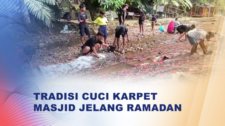 Warga Polewali Mandar Cuci Karpet Masjid di Sungai