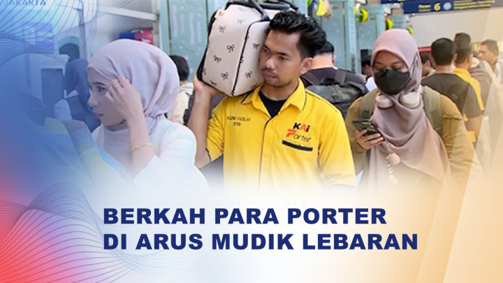 Porter Stasiun Pasar Senen, Raup Rezeki di Tengah Ramainya Pemudik