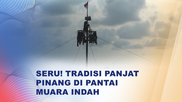 Seru dan Penuh Tawa, Panjat Pinang di Tepi Pantai Jadi Hiburan Warga