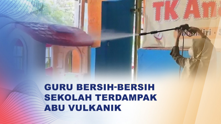 Guru Bersihkan Abu Vulkanik di Lingkungan Sekolah