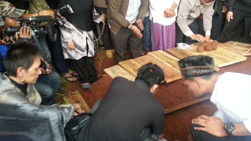 Tangis Keluarga Di Makam Bob Sadino<script async src=