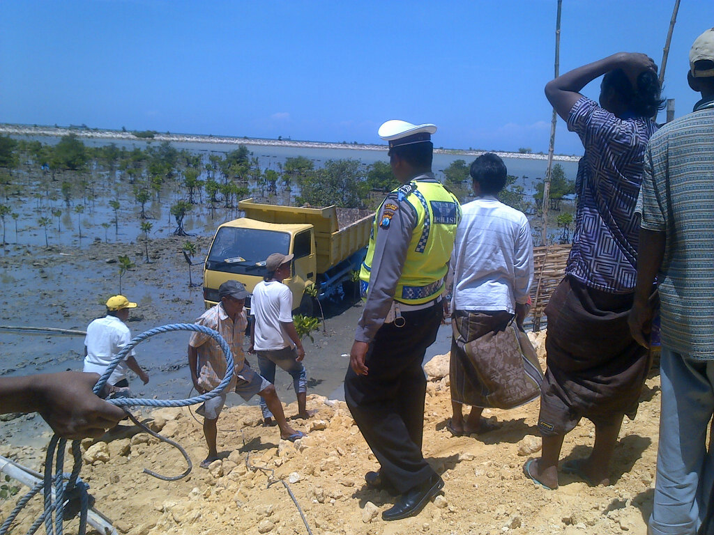 Untung Kemudikan Truk Sampai Terperosok Ke Pantai