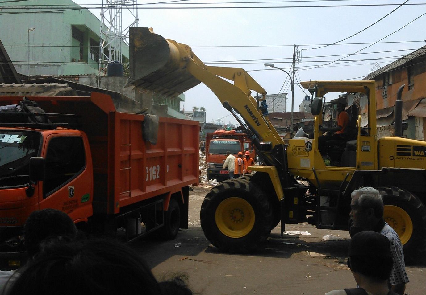 Alat Berat Bersihkan Puing Kios Pasar Karang Anyar