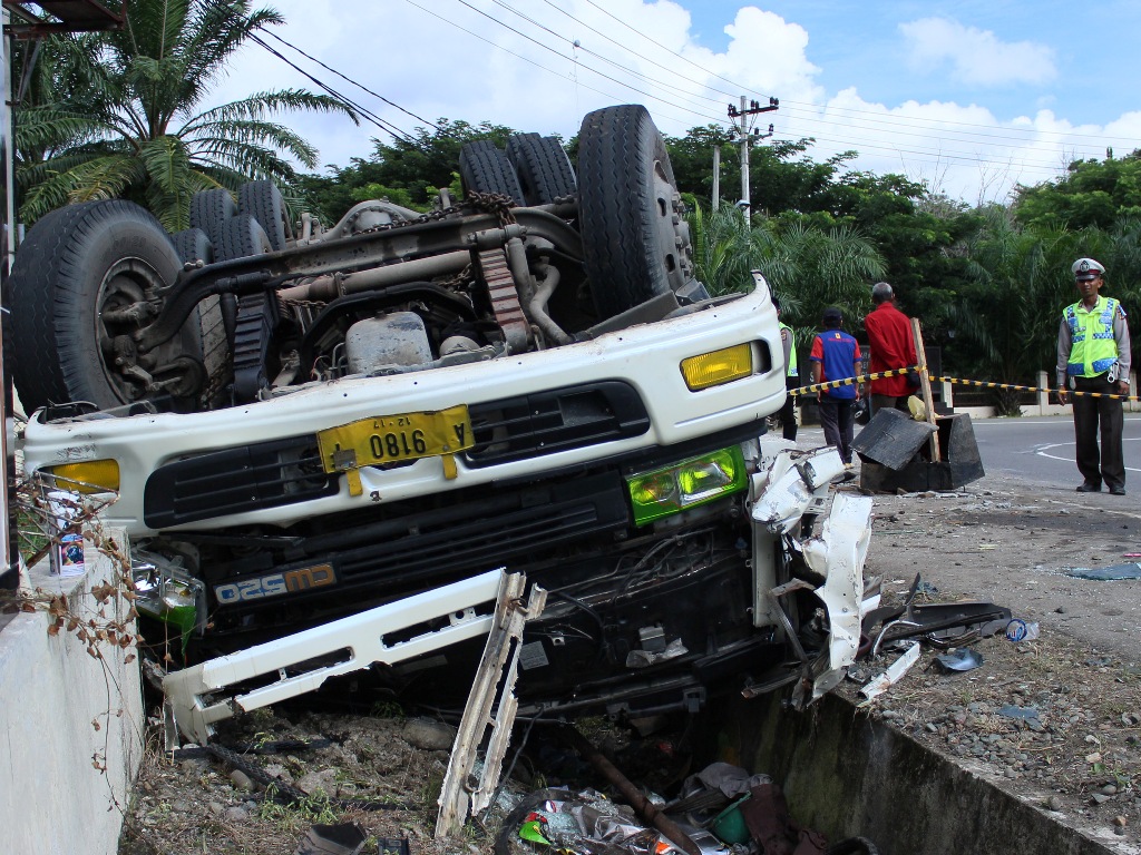 APV Dan Truk Kontainer Kecelakaan Di Tol Jagorawi