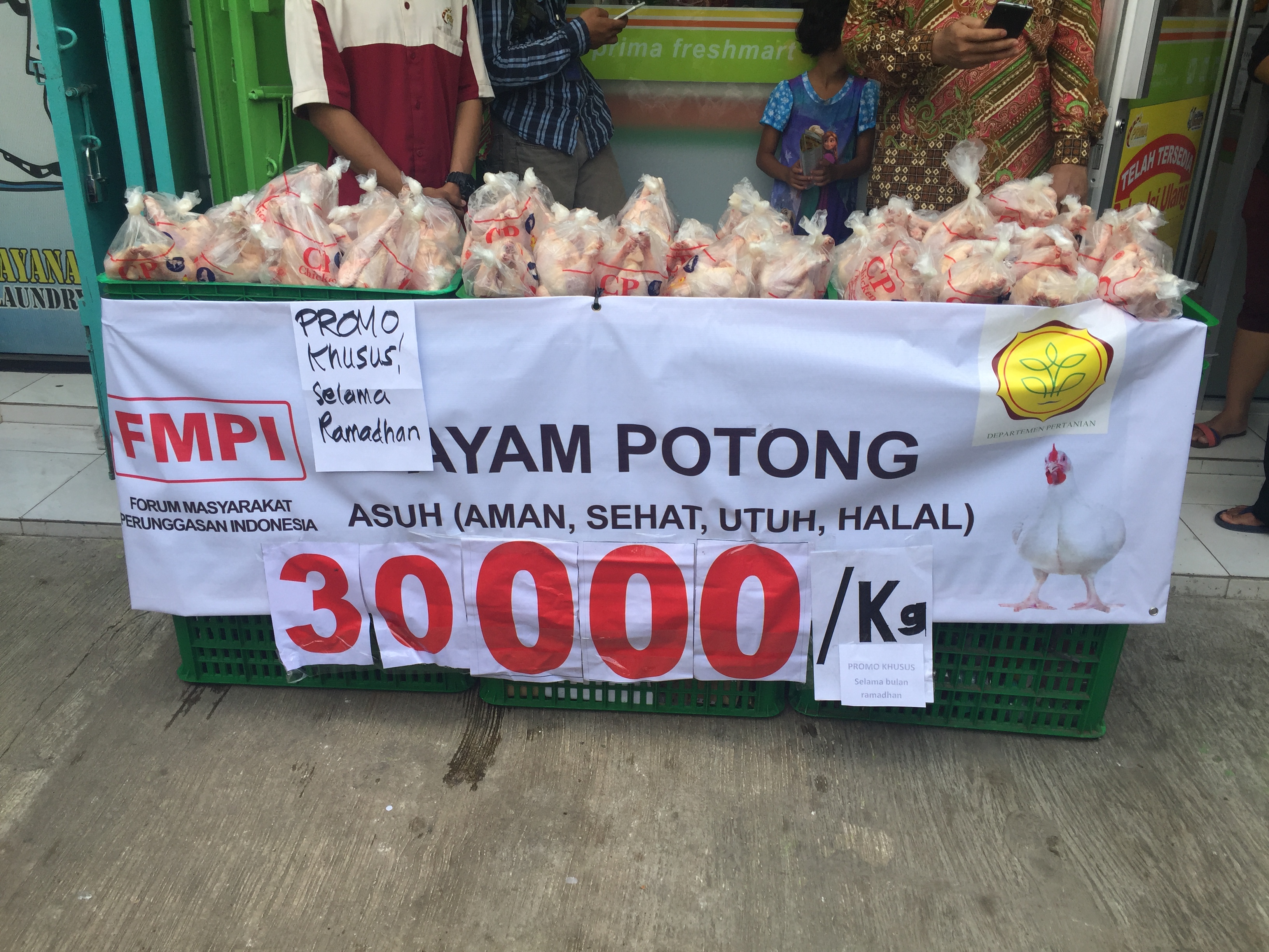 Mentan Sidak Operasi Pasar Daging Ayam