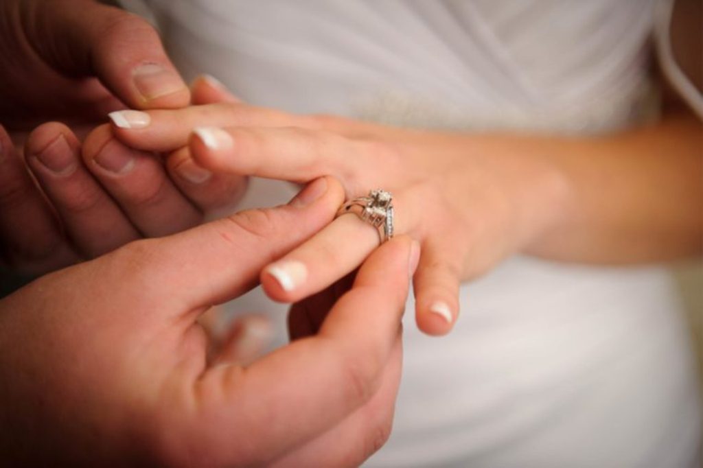 2000+ Gambar Cincin Pernikahan Di Jari Gratis 2000+ Gambar Cincin Pernikahan Di Jari Gratis