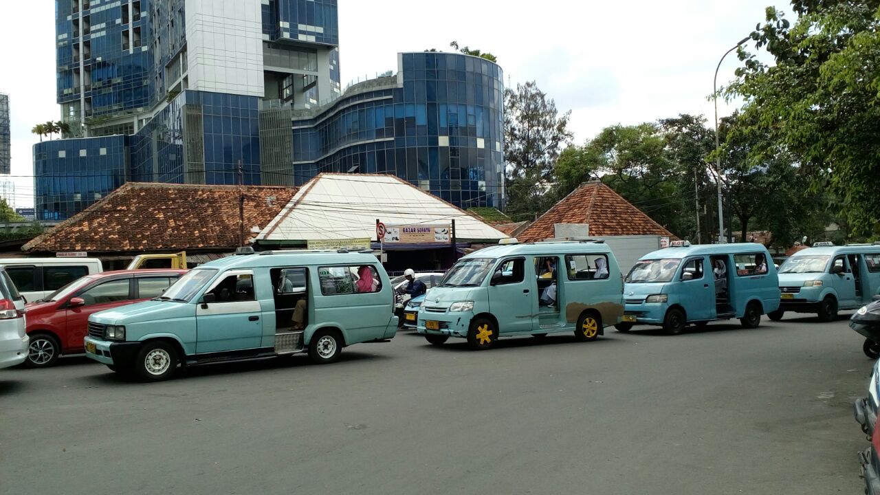 Sopir Keluhkan Wacana Bangku Angkot Hadap Depan