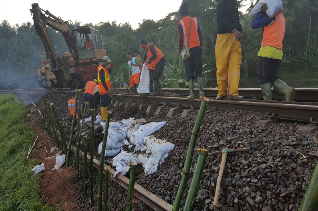 Polisi Bersiaga di Jalur Kereta Rawan Ambles di Garut