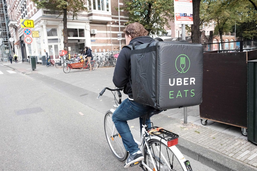 Kurir Makanan Uber Lebih Laris Ketimbang Antar Jemput Orang