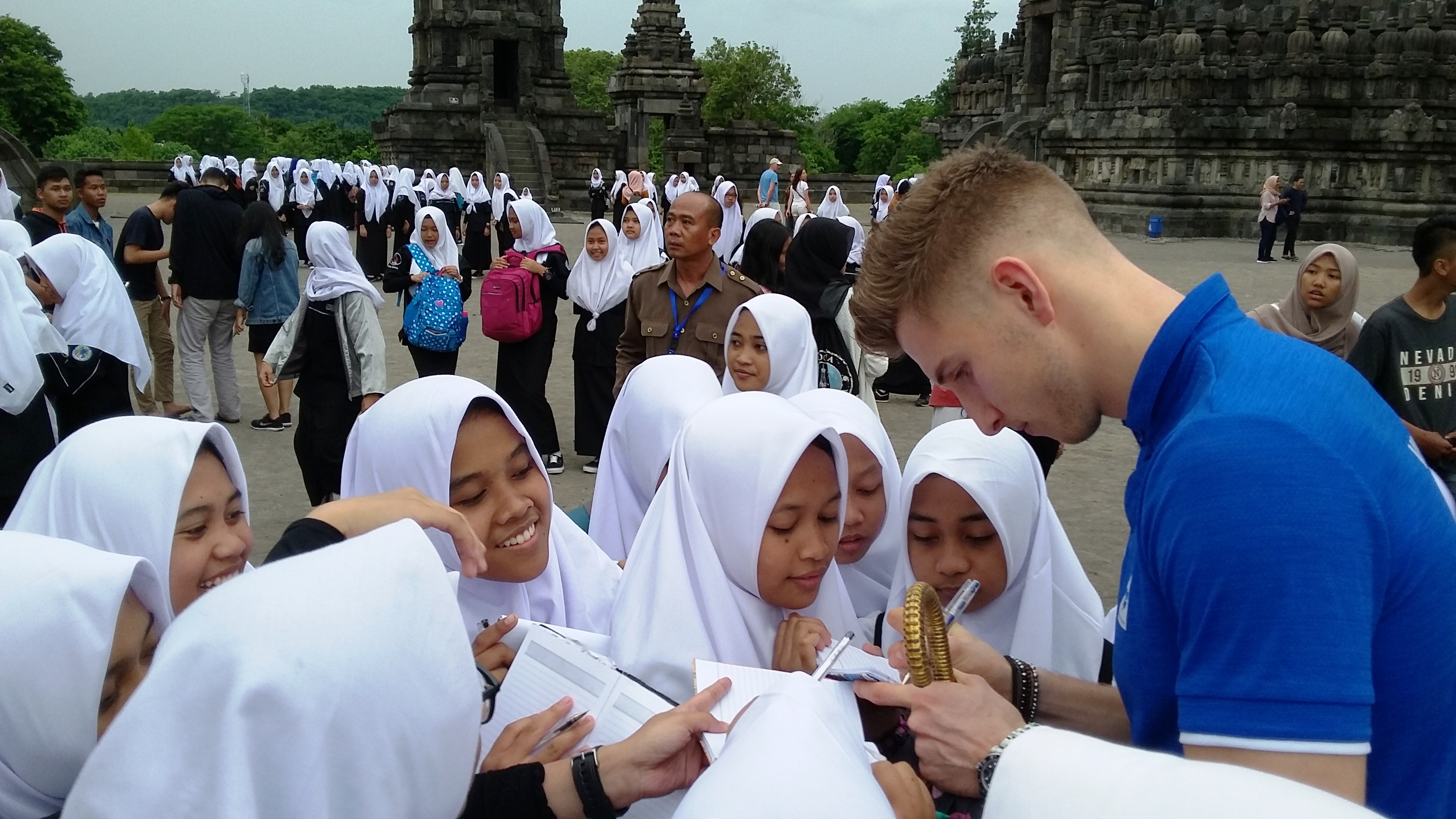 Santri Berebut Foto Dengan Pemain Islandia