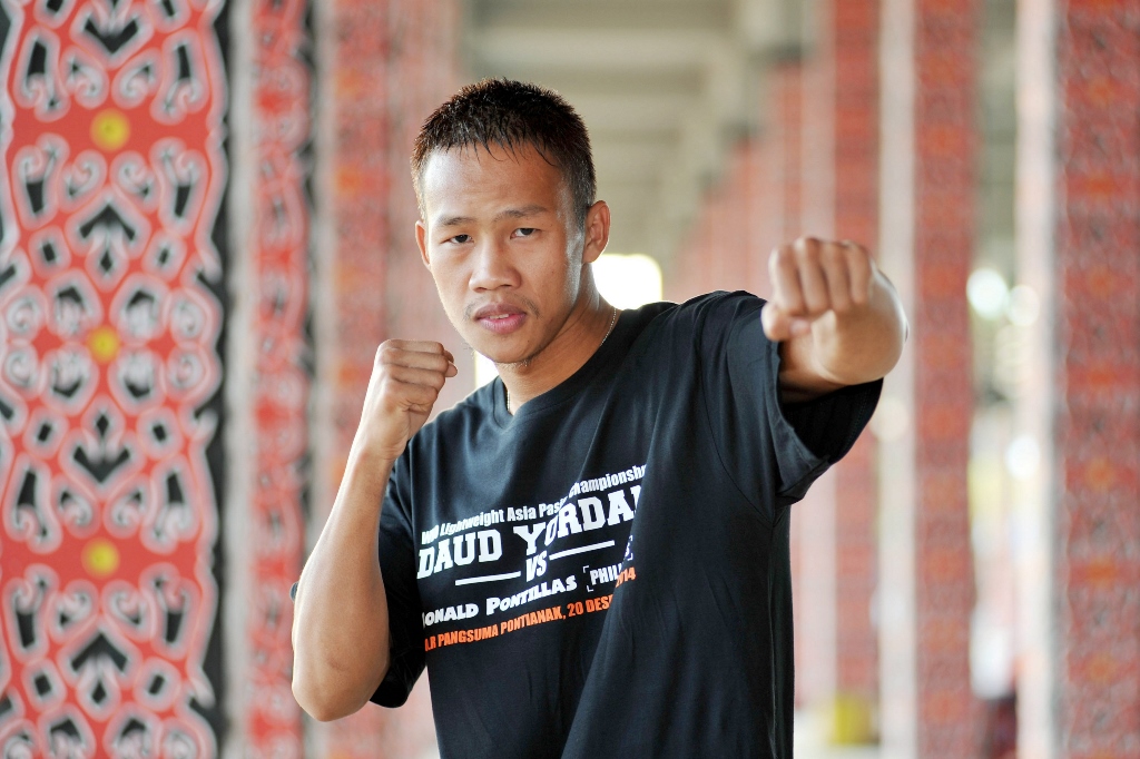 Februari, Daud Yordan Naik Ring di Inggris