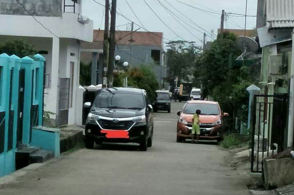 Membuat Lecet Mobil Orang, Tingkah Bocah ini jadi Viral