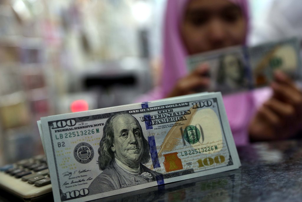 ECB Bersiap Kurangi Stimulus Moneter, Dolar AS Tertekan