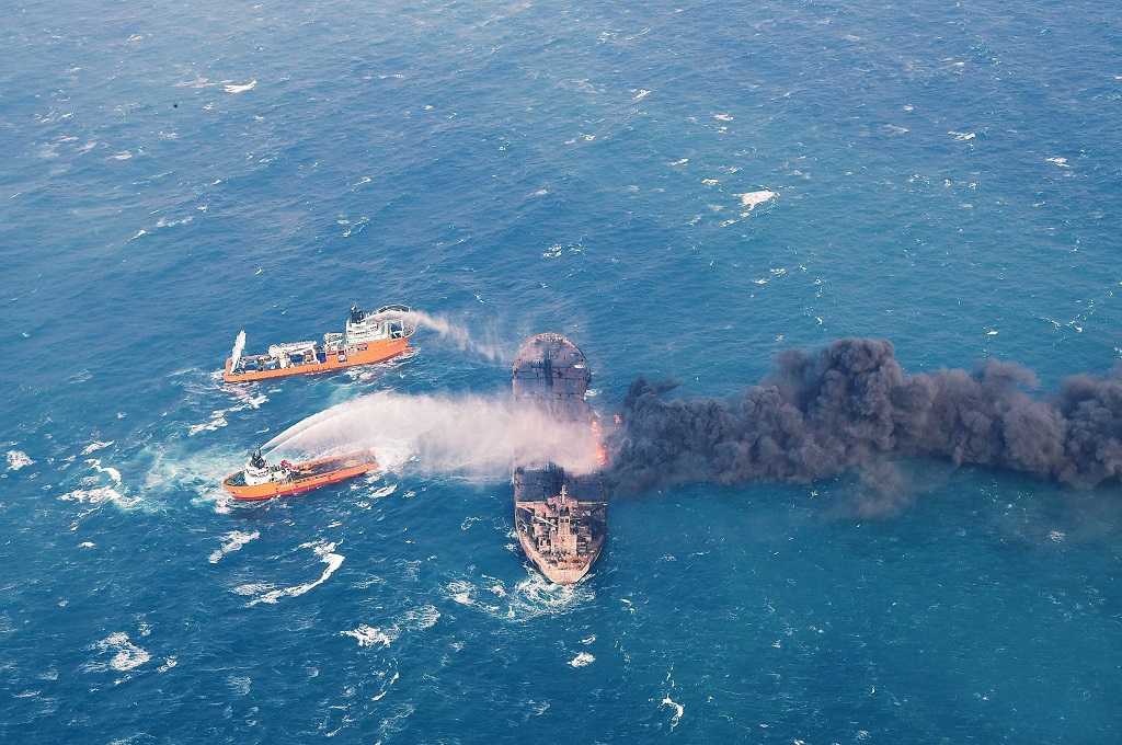 Dua Jenazah Ditemukan di Tanker Iran yang Terbakar