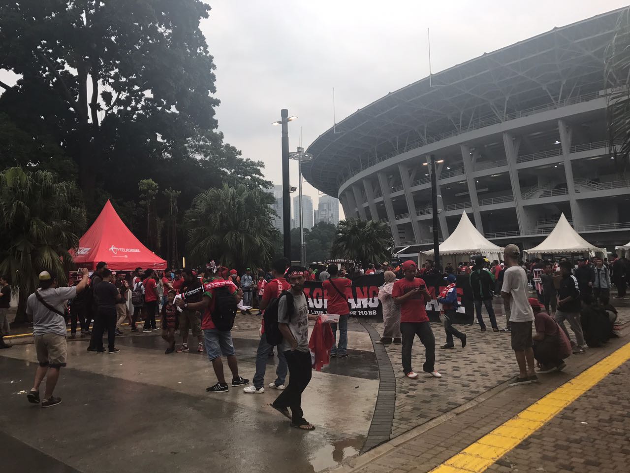 Hujan tak Surutkan Semangat Penonton Indonesia vs Islandia