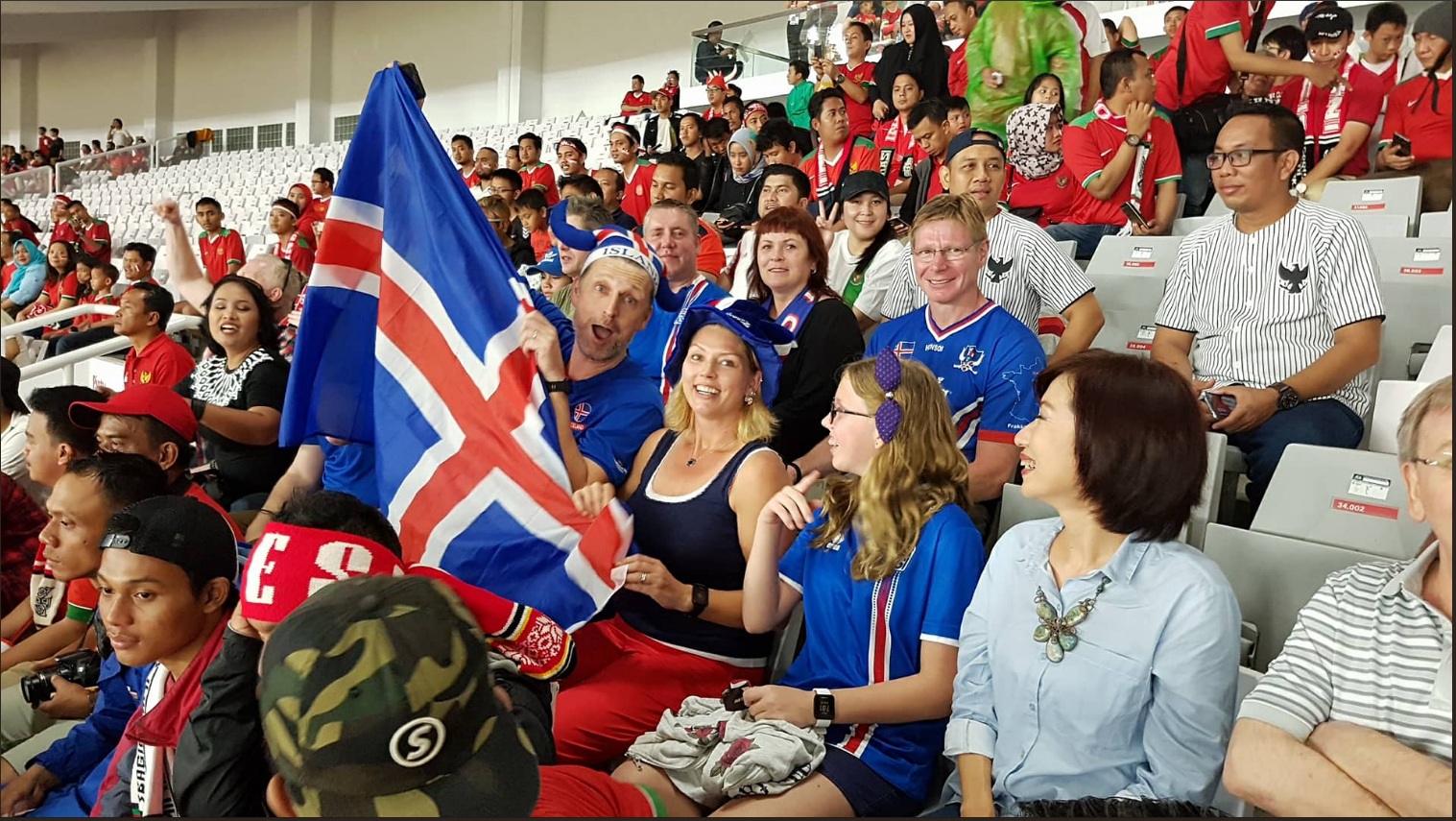 Semringahnya Fan Islandia di Antara Puluhan Ribu Suporter Indonesia