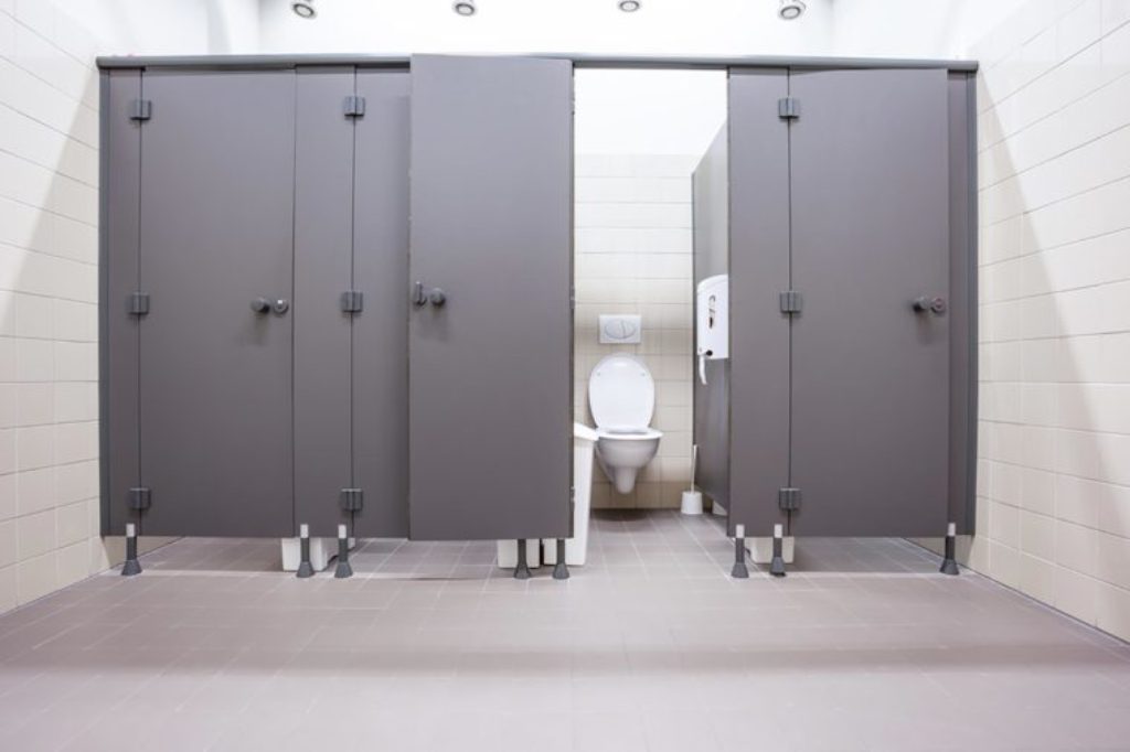 Teori Ini Bisa Bantu Anda Memilih Toilet Umum yang Bersih