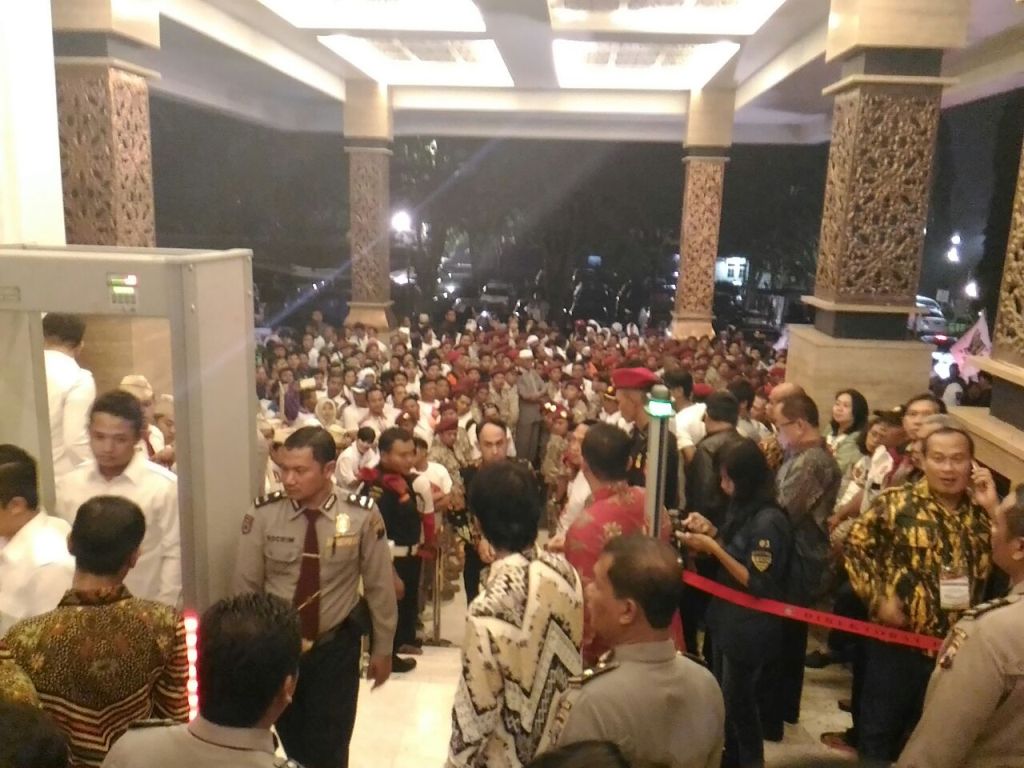 Pendukung Ganjar-Yasin dan Sudirman-Ida Perang Yel-yel