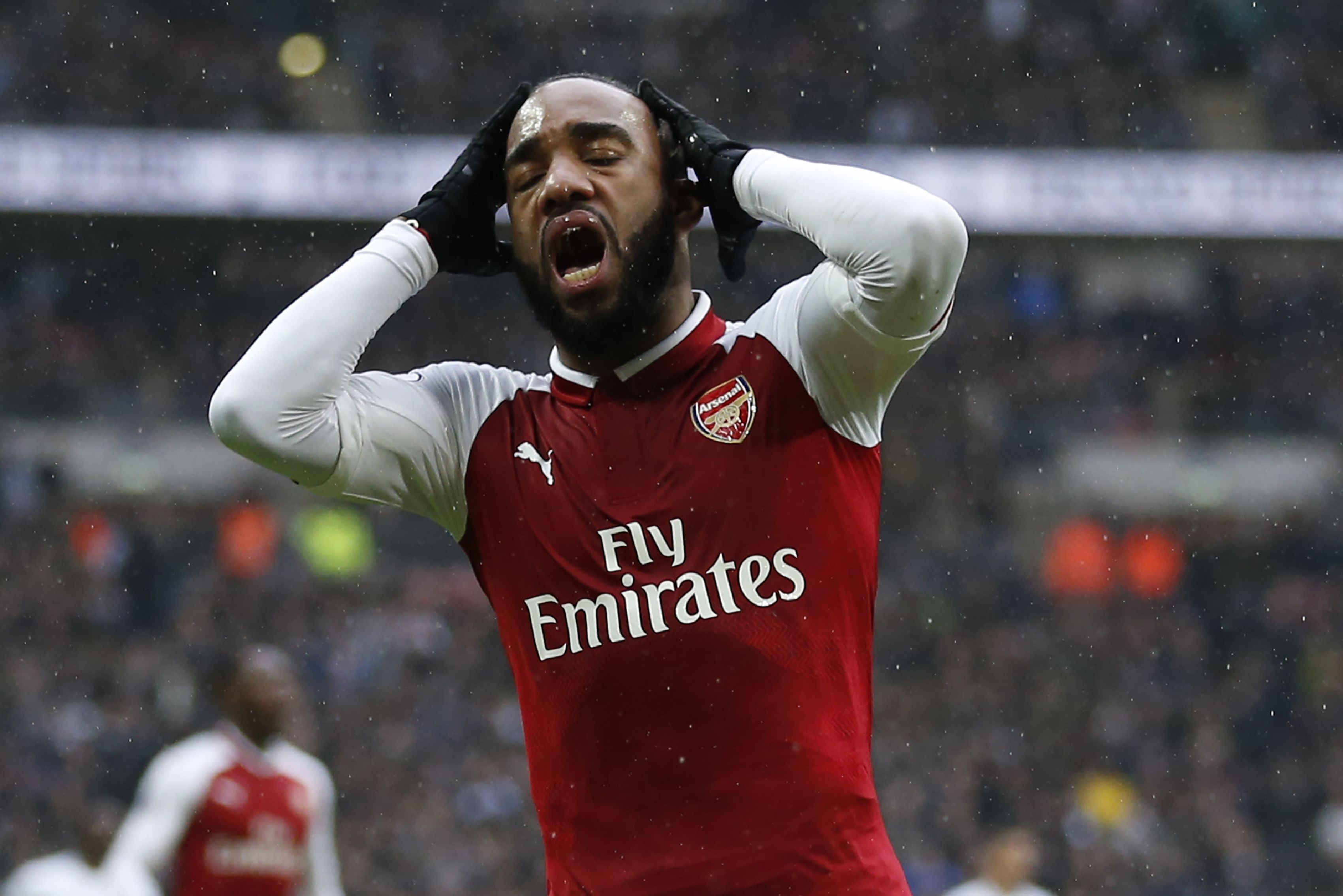 Usai Operasi, Lacazette Menepi Hingga Empat Pekan