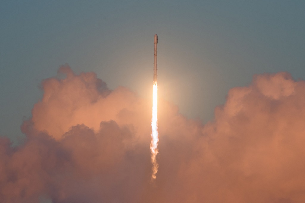SpaceX Luncurkan Satelit Prototipe untuk Jaringan Global Minggu Depan?