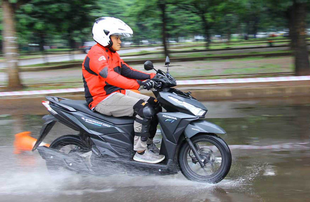 Musim Hujan, Wajib Cek Kondisi Pelumas Motor