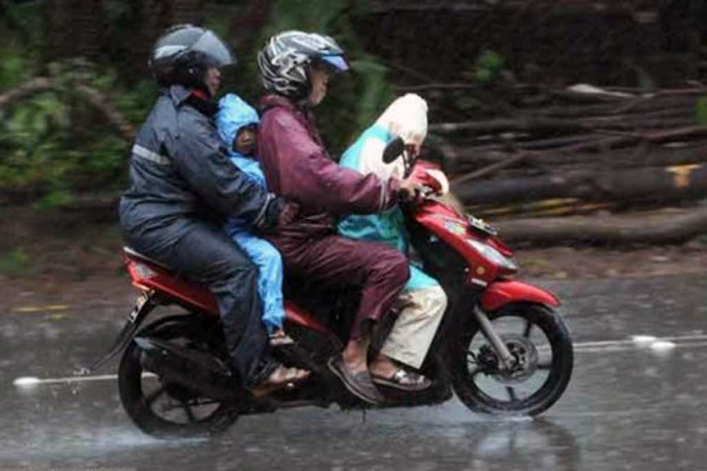 Hati-Hati Membonceng si Kecil di Musim Hujan