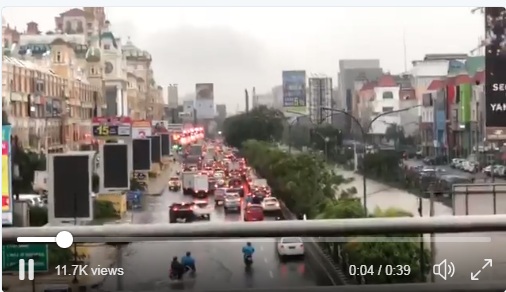 Banjir Depan MOI, Kendaraan tak bisa Melintas